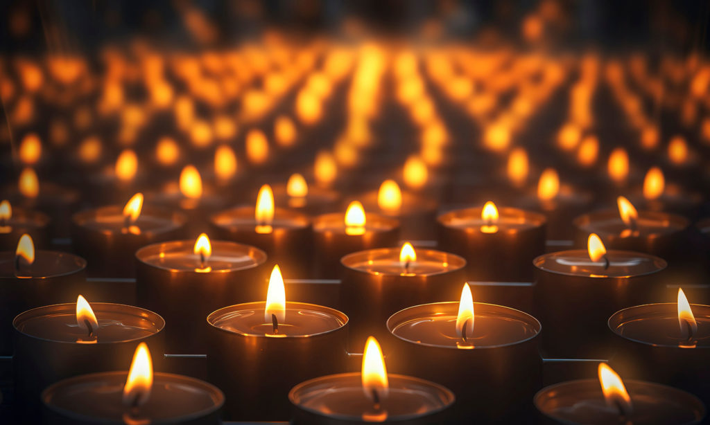 Ein Meer von Teelichtkerzen mit warmem Licht als Symbol für die Feuerbestattung